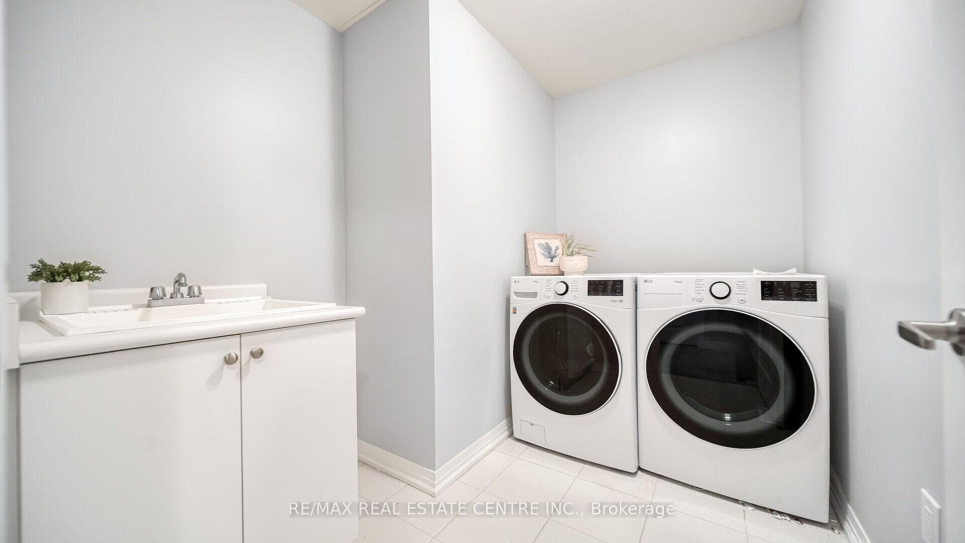 320 BISMARK Drive photo 29