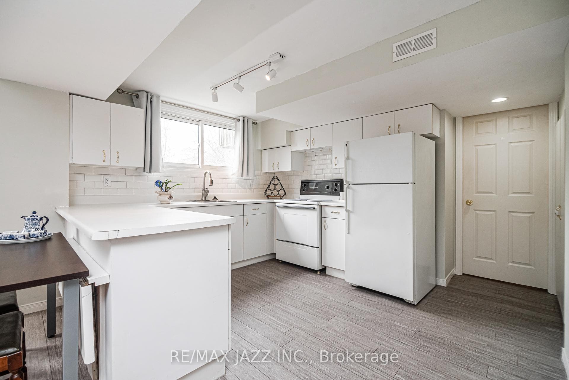 1030 Ripley Crescent photo 18