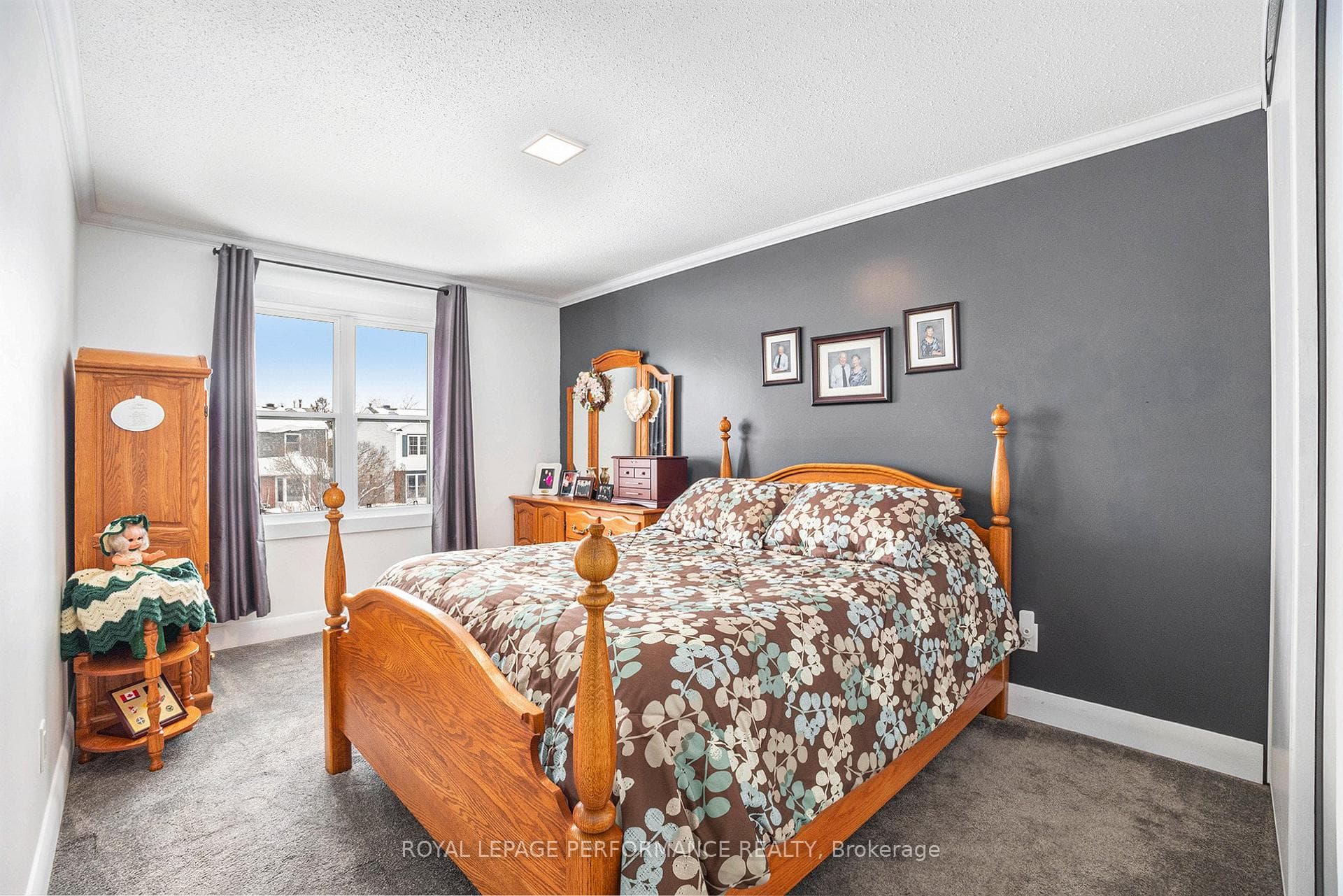 1070 St Germain Crescent photo 21