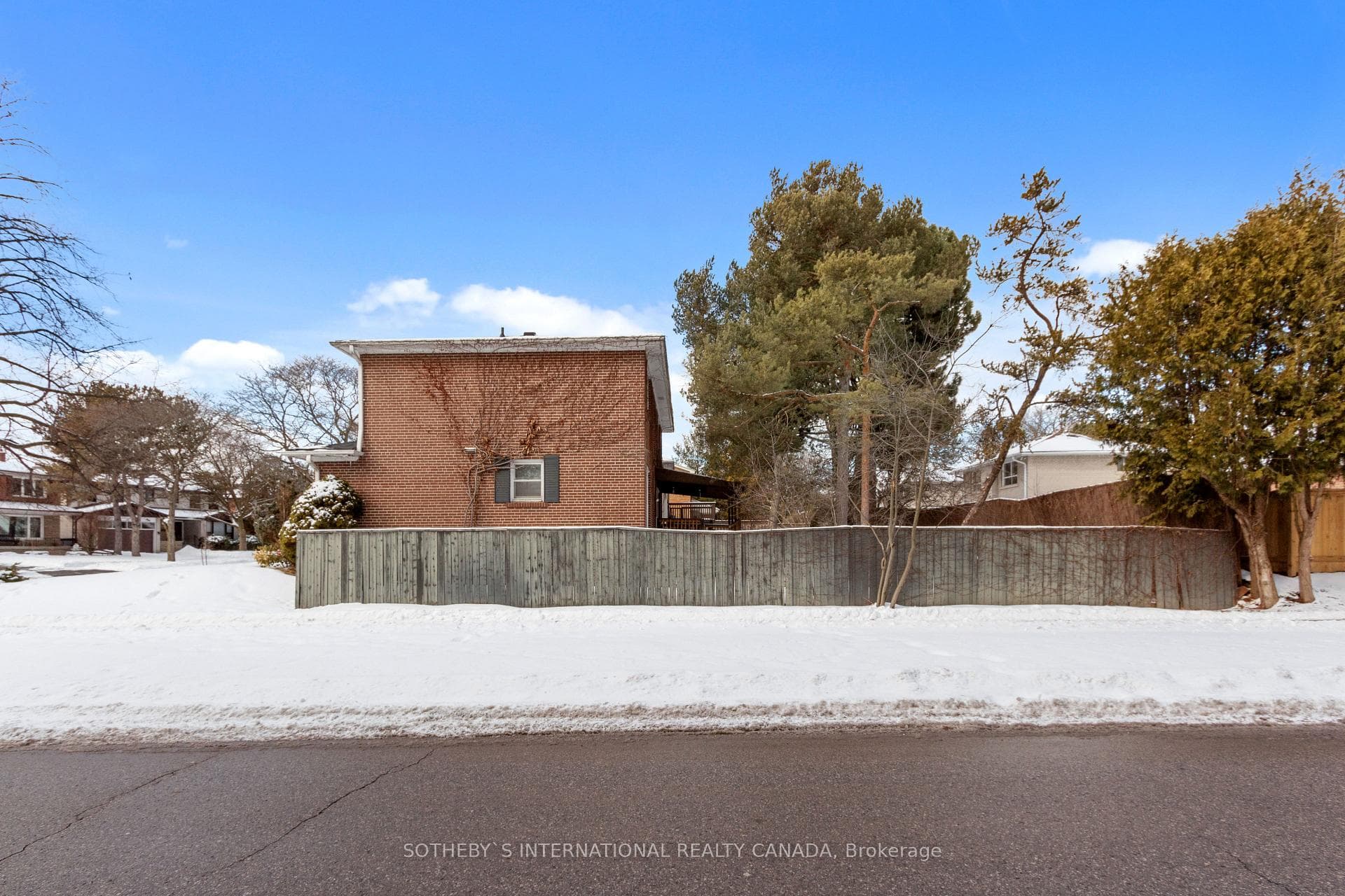 62 Foursome Crescent photo 36