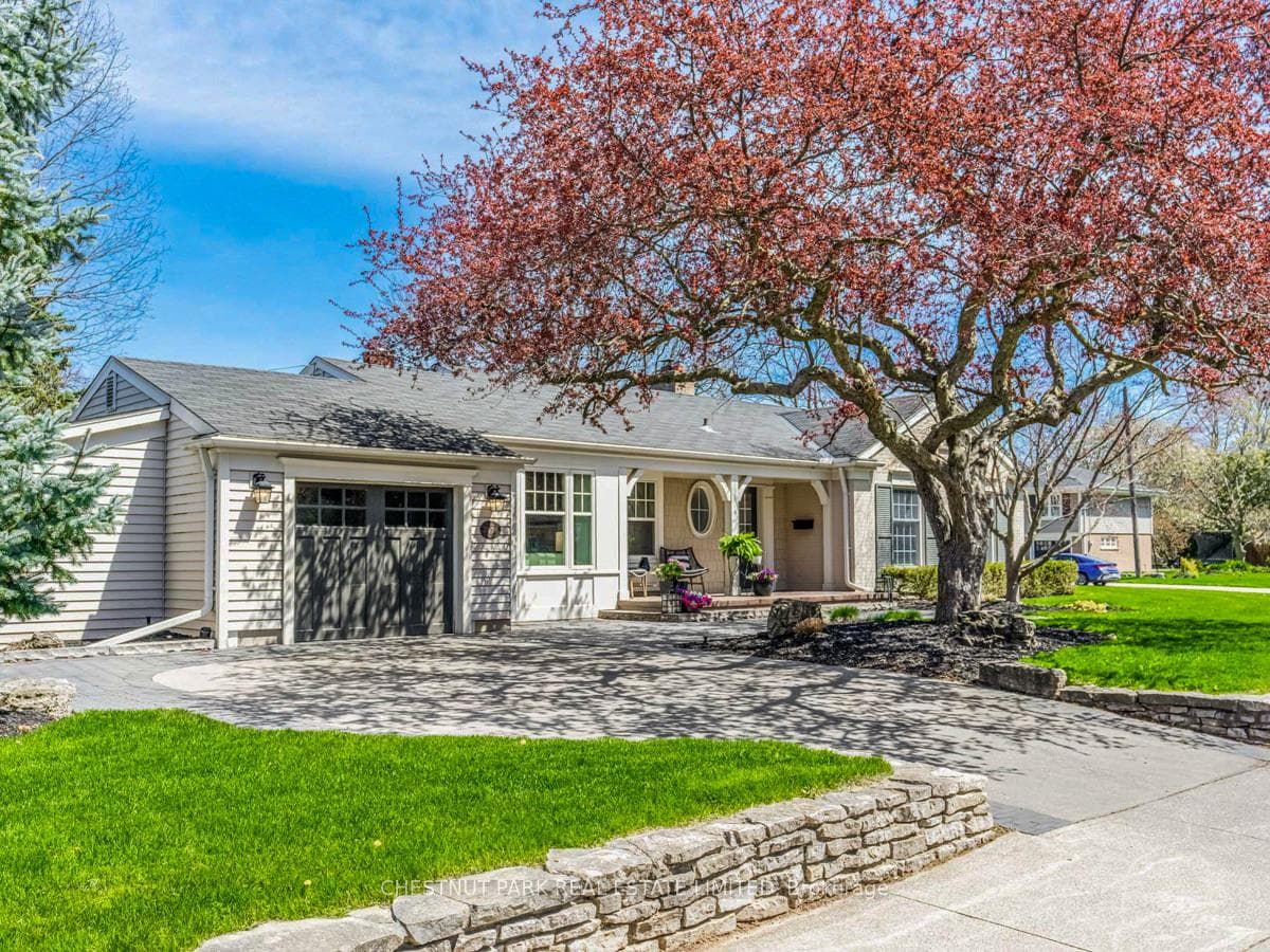 2079 Gary Crescent photo 2