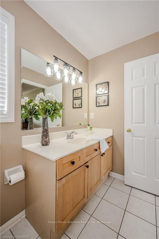 944 HOLLINRAKE Crescent photo 34