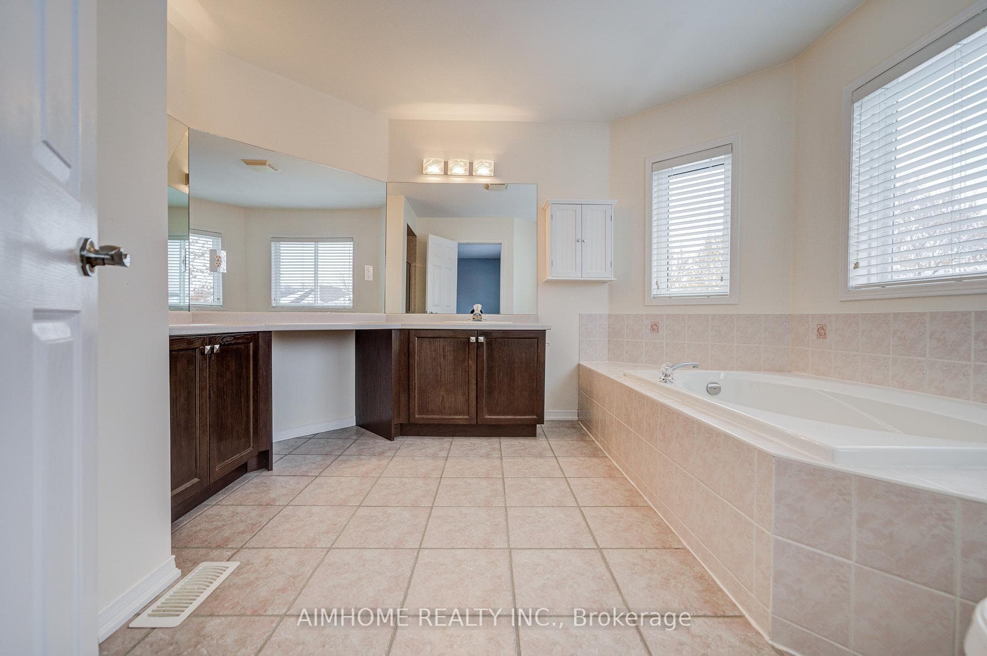 562 Mcbean Avenue photo 33