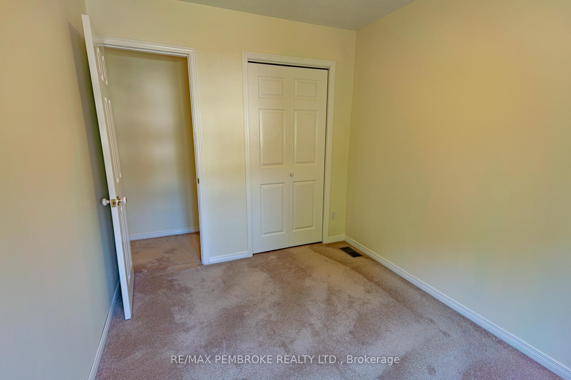 235 Willoughby Crescent photo 15