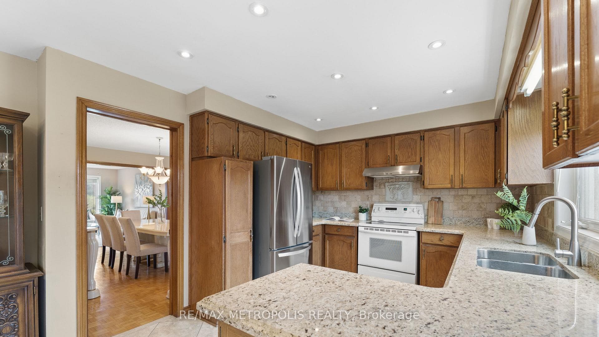 8233 Martin Grove Road photo 10