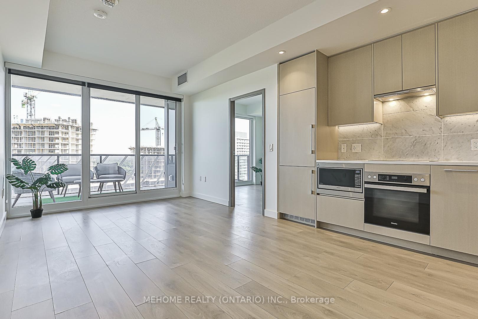 85 Mcmahon Drive Unit 1611 photo 7