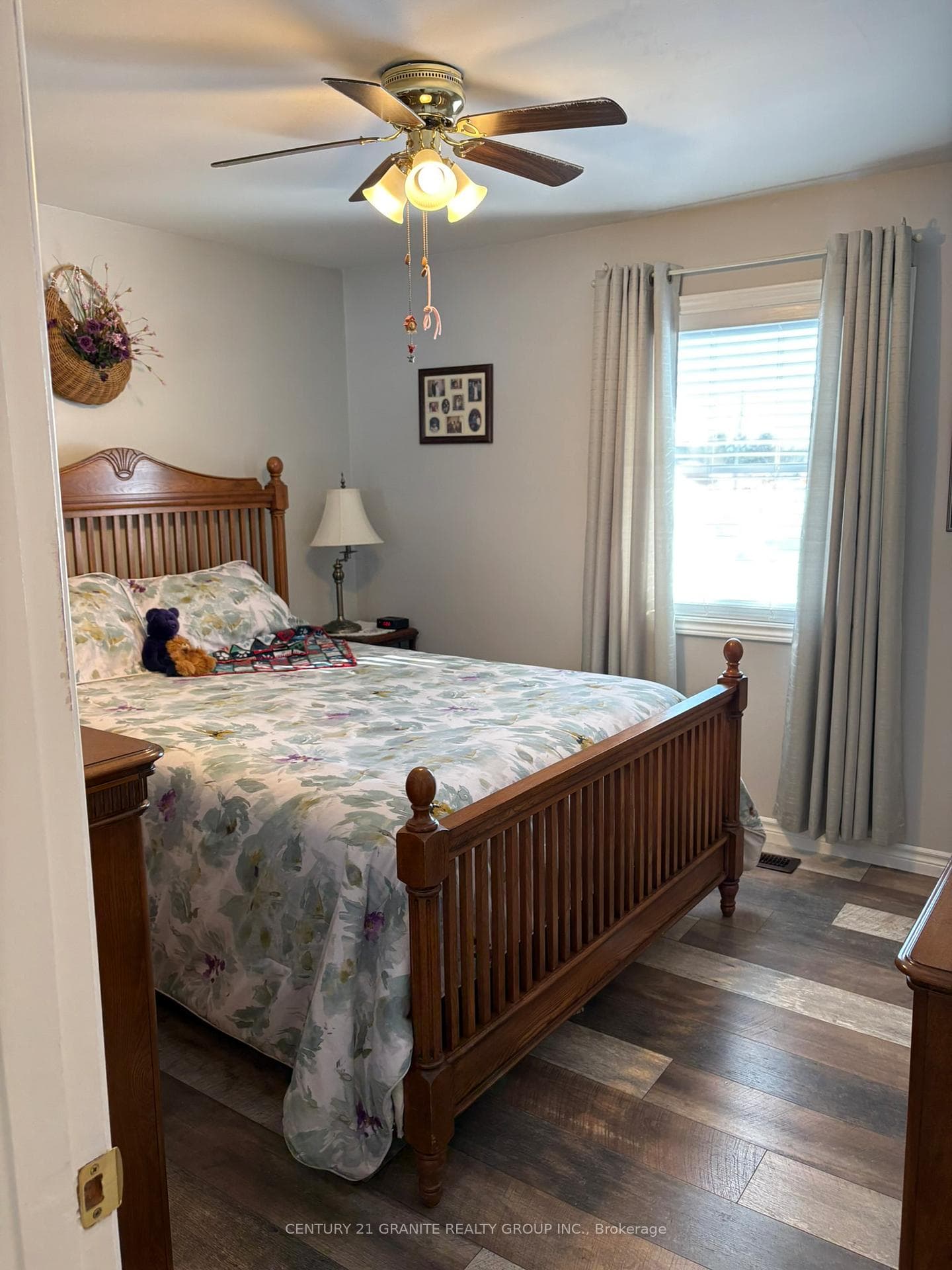 8 JOHNSTON Crescent photo 20