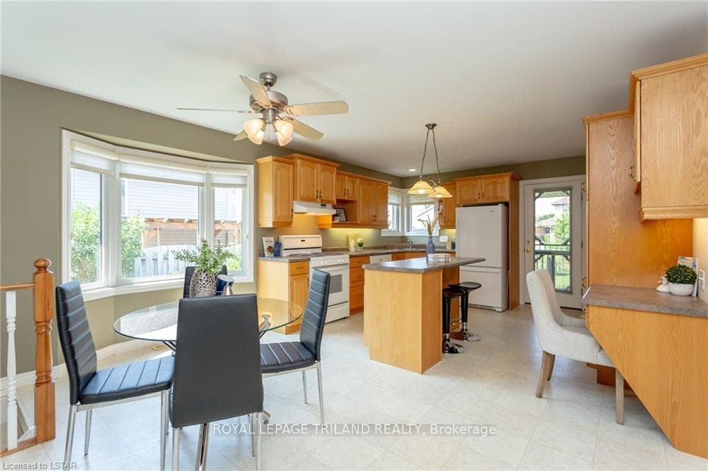 18 EDGEWELL Crescent photo 16