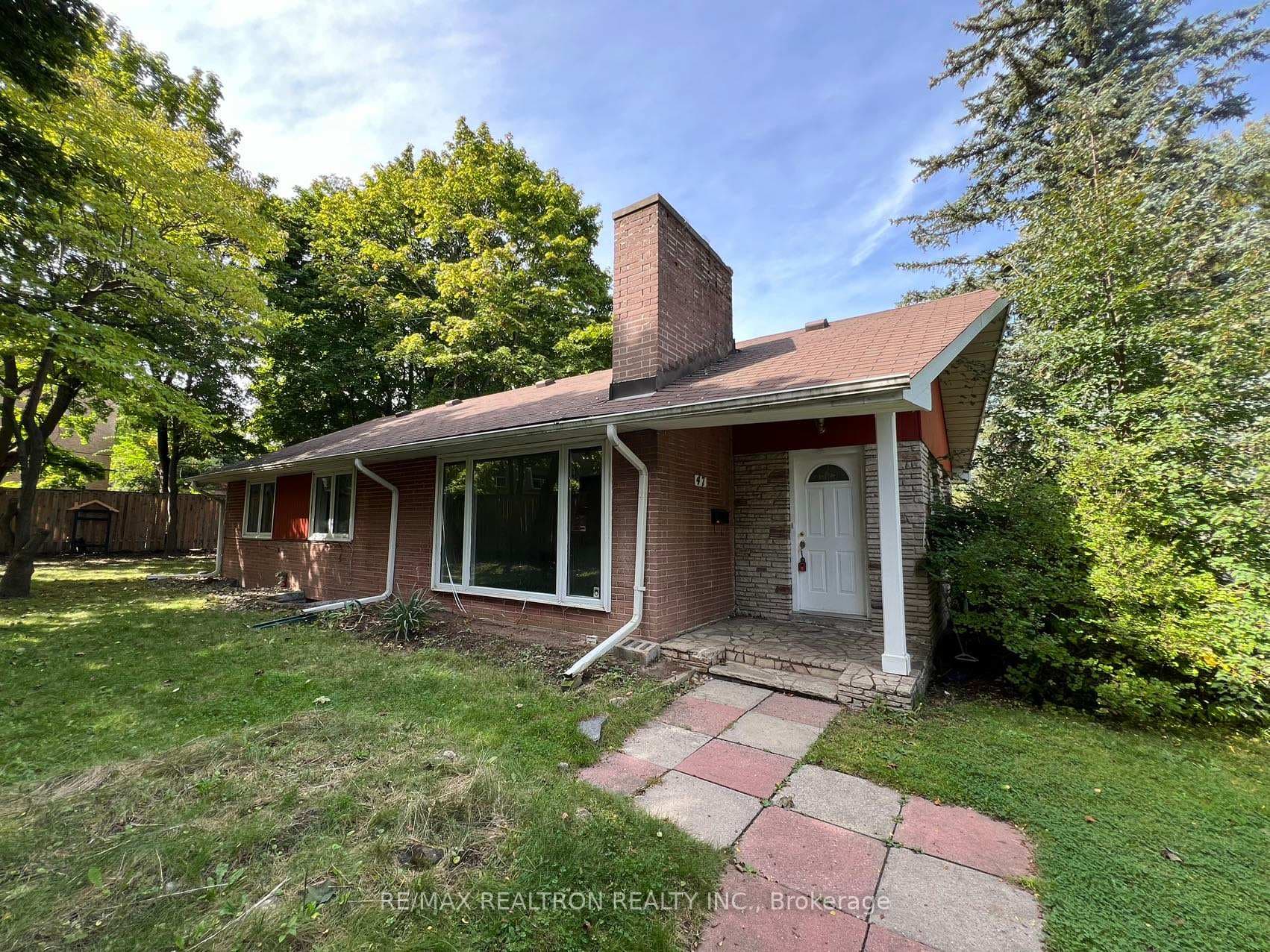 47 Tremont Crescent photo 1