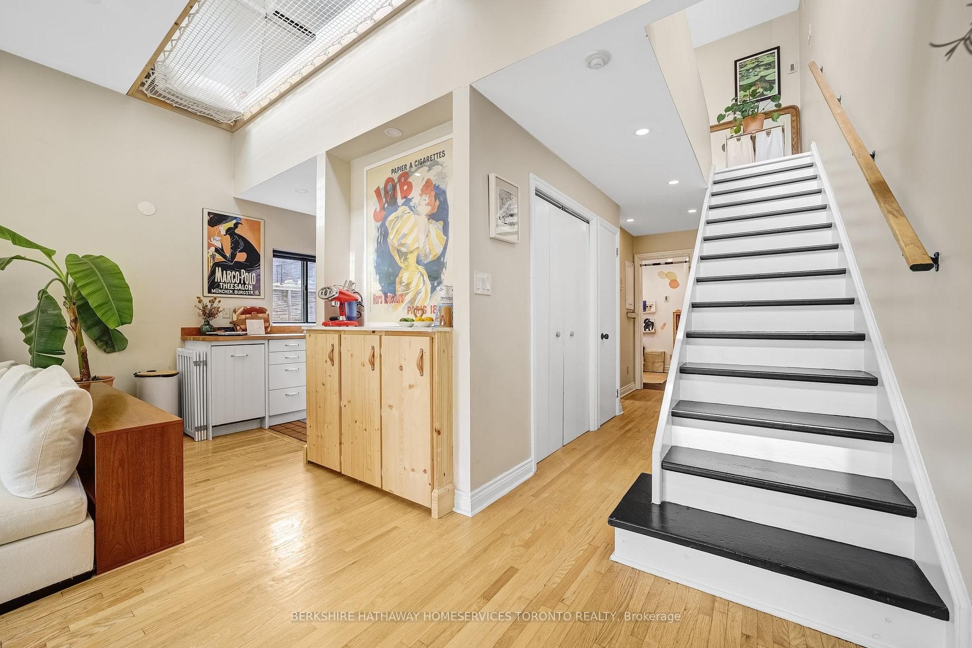 185 CARLTON Street Unit 4 photo 3