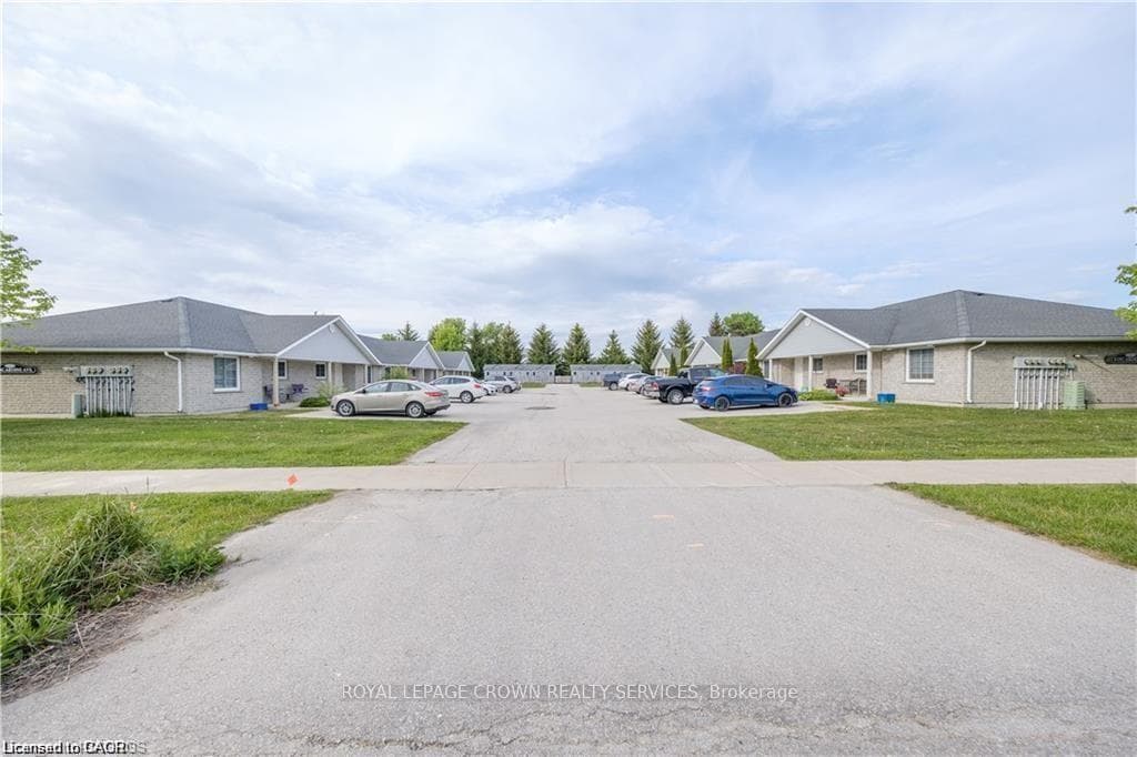 653 Kincardine Avenue photo 13