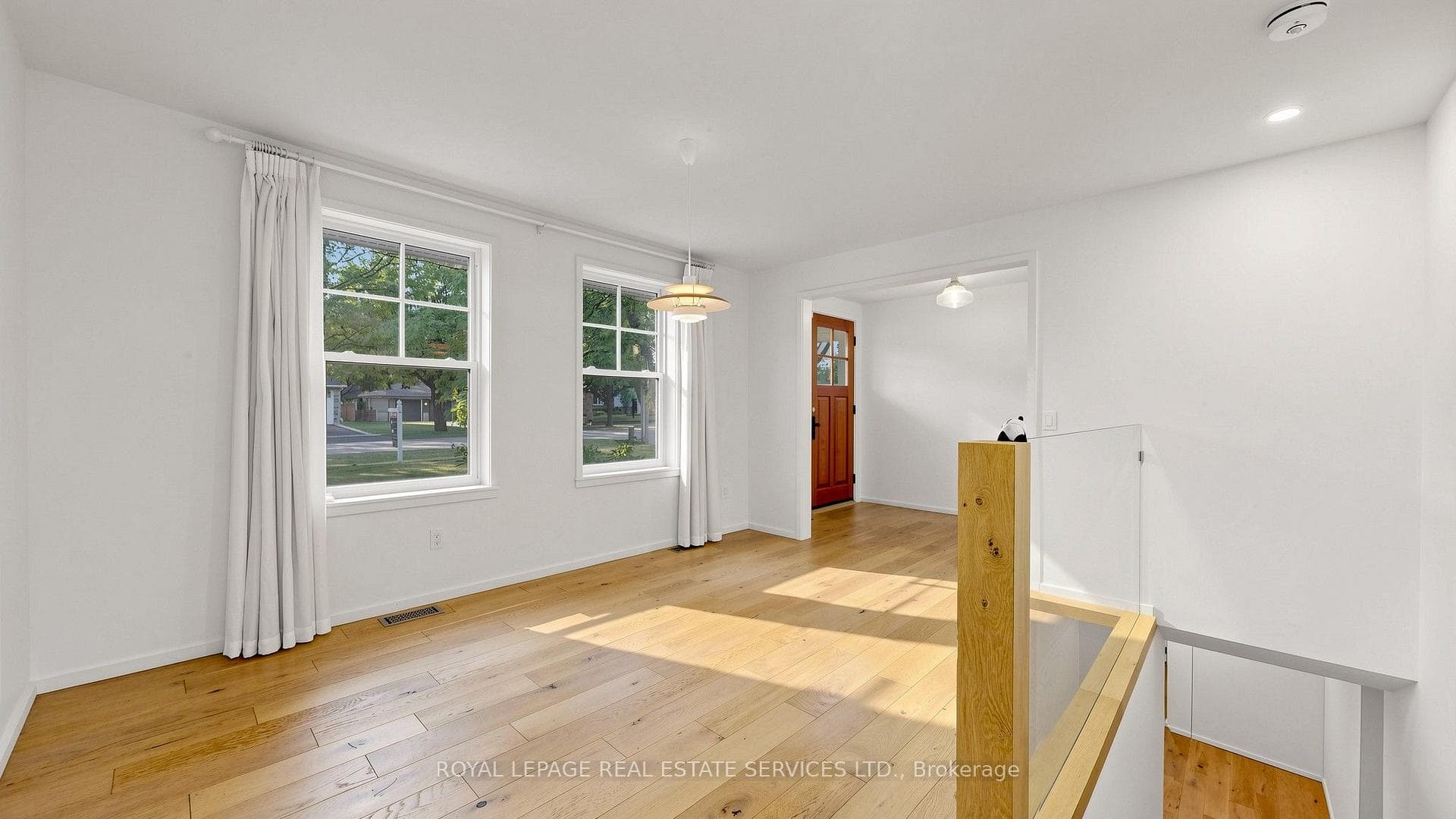 255 Oakwood Crescent photo 14