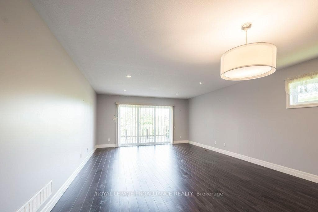 18 Tessa Boulevard photo 9