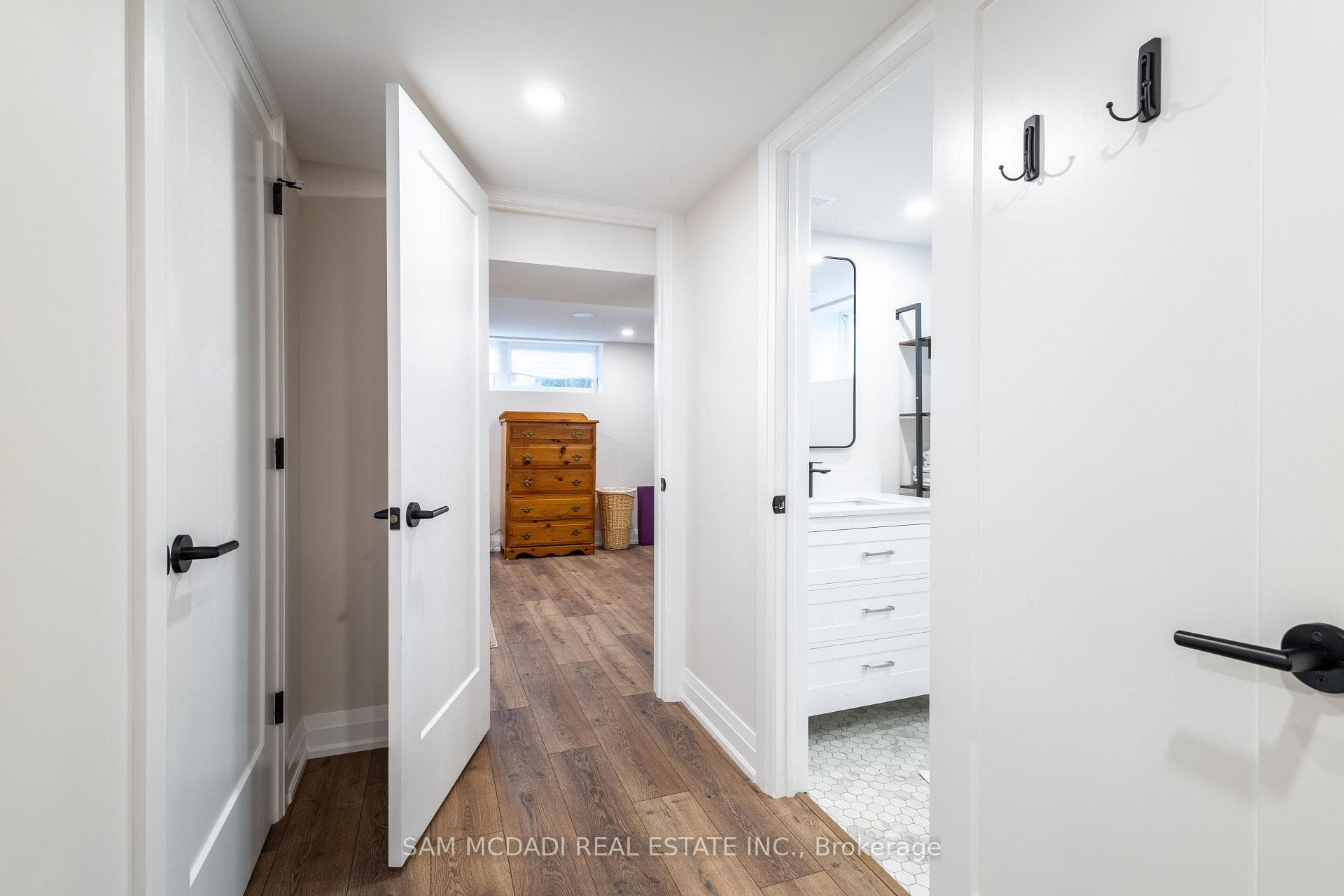 587 Unsworth Avenue photo 29