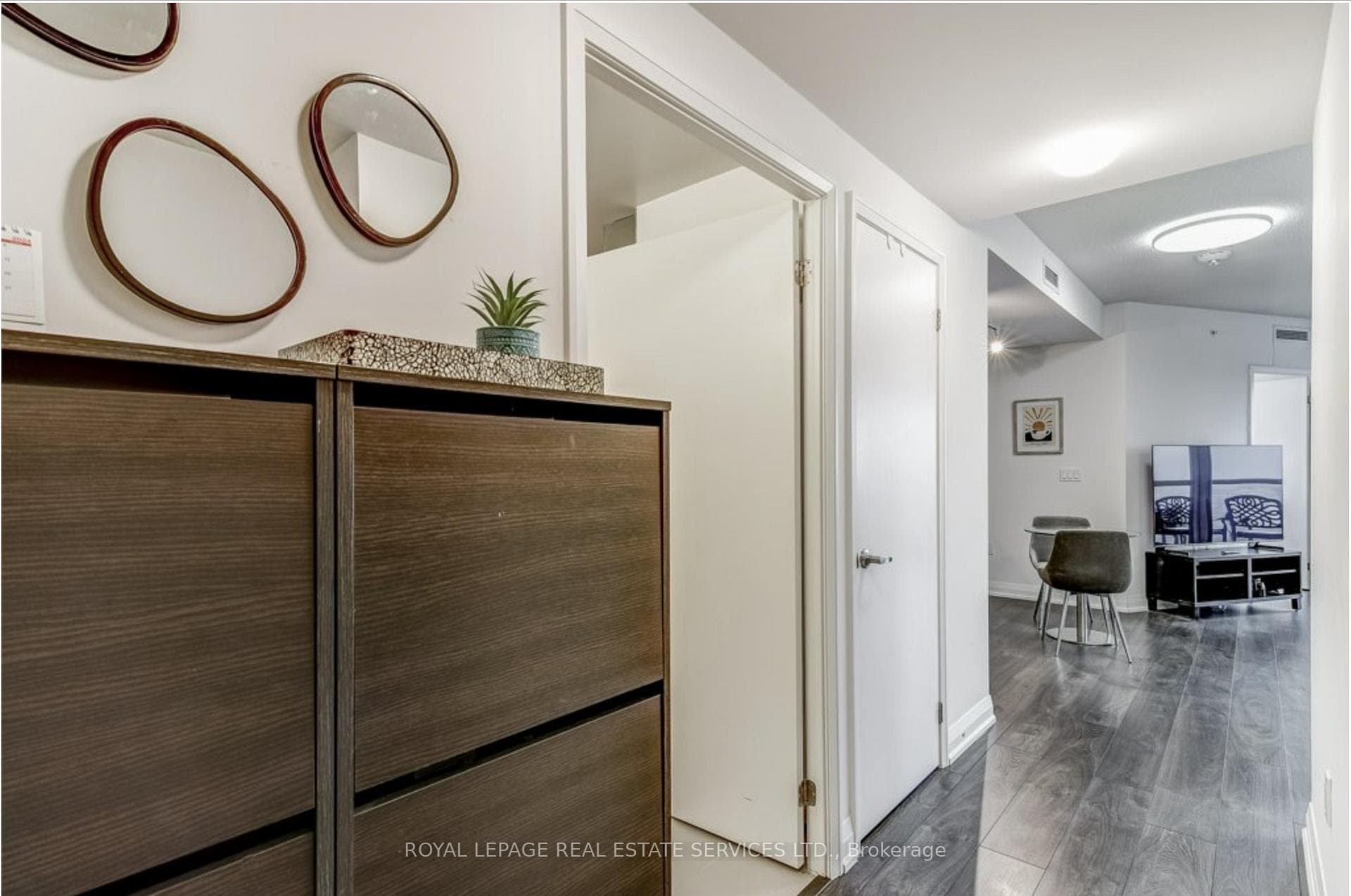 Welcome suite foyer