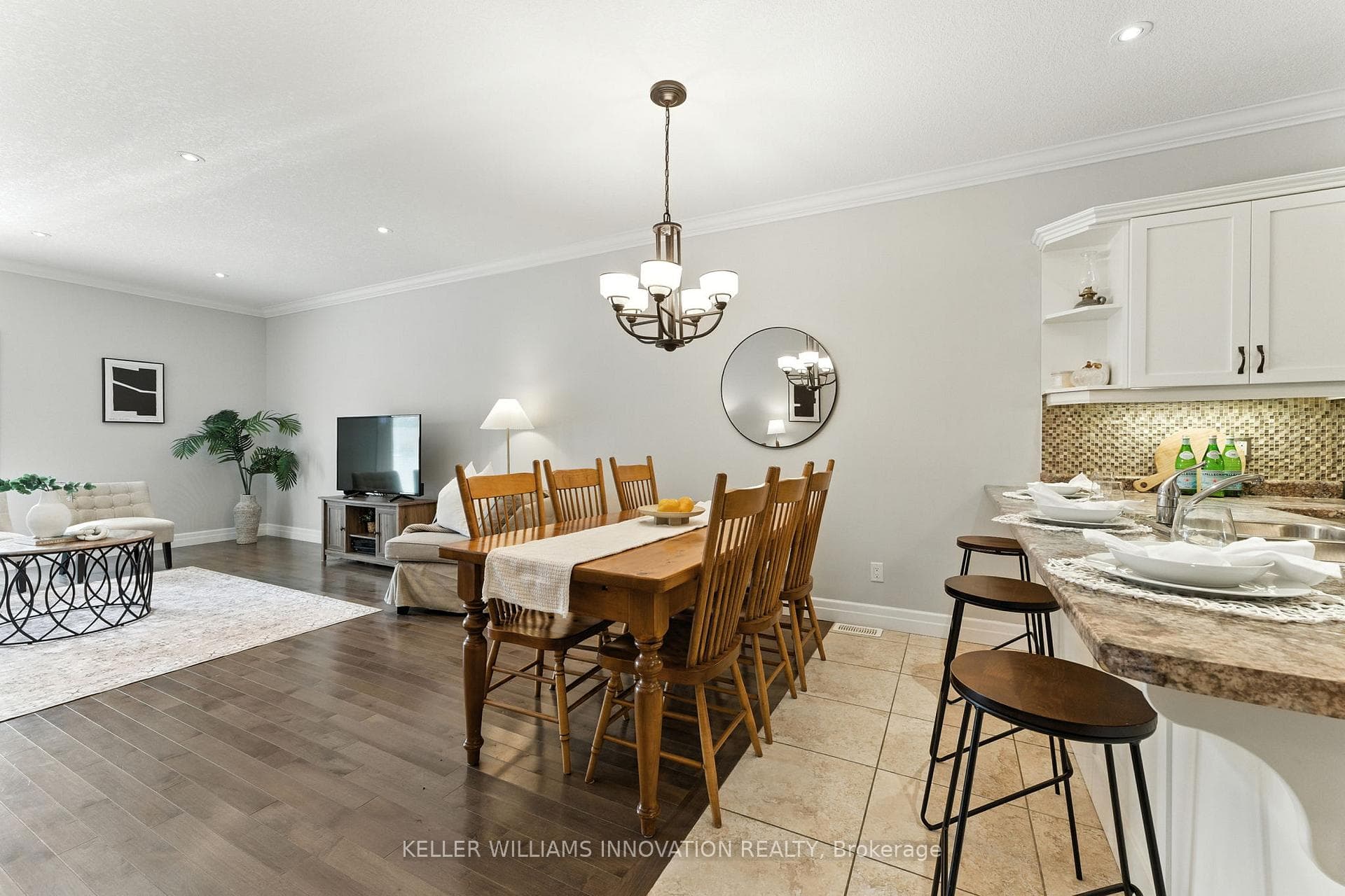 242 Hutton Street photo 9