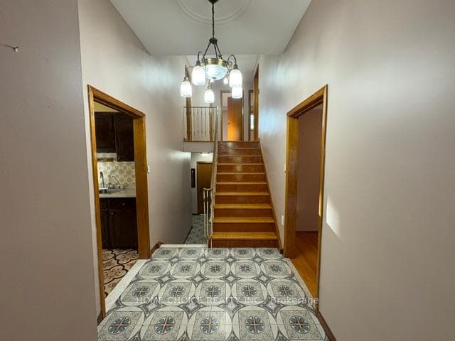 27 TERRYHILL Crescent photo 4