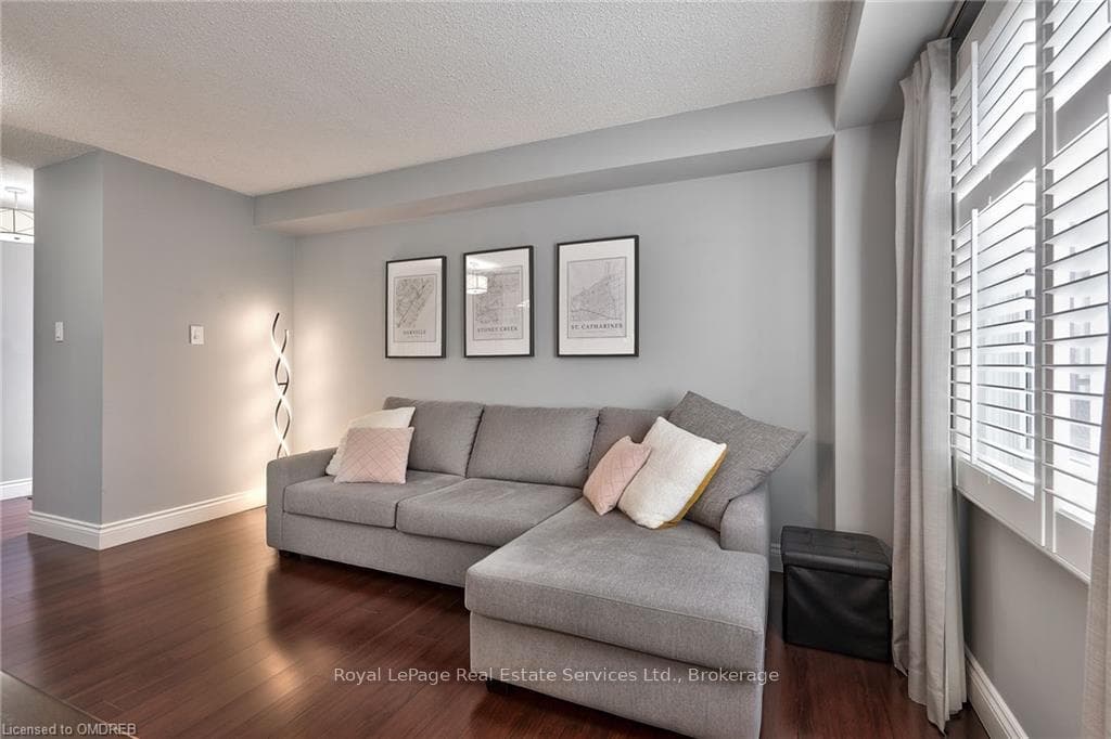 131 COVE Crescent photo 9
