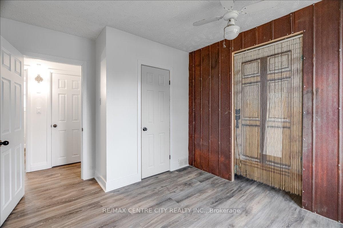 549 Victoria Street photo 15
