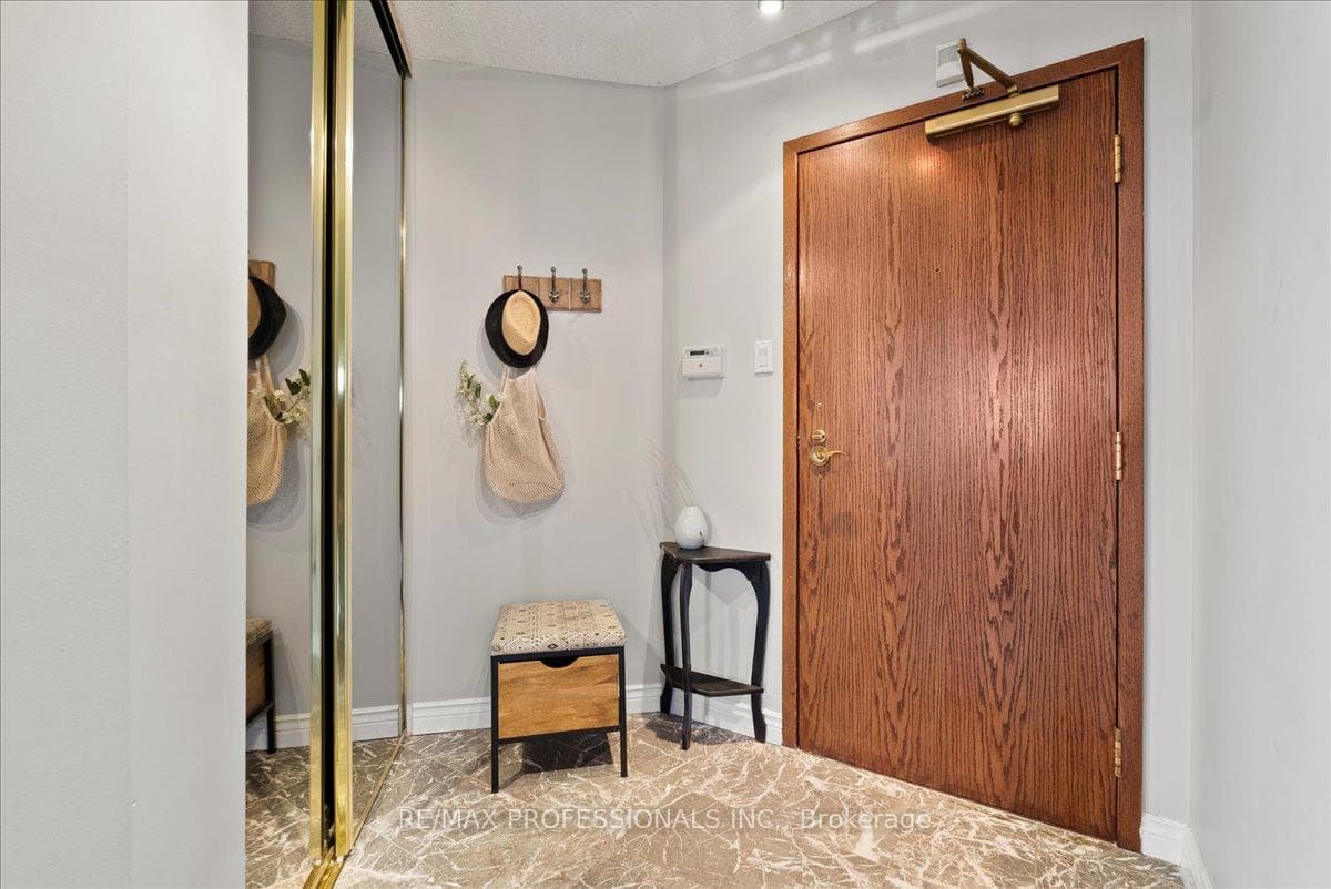 2285 Lake Shore Boulevard Unit 1704 photo 2