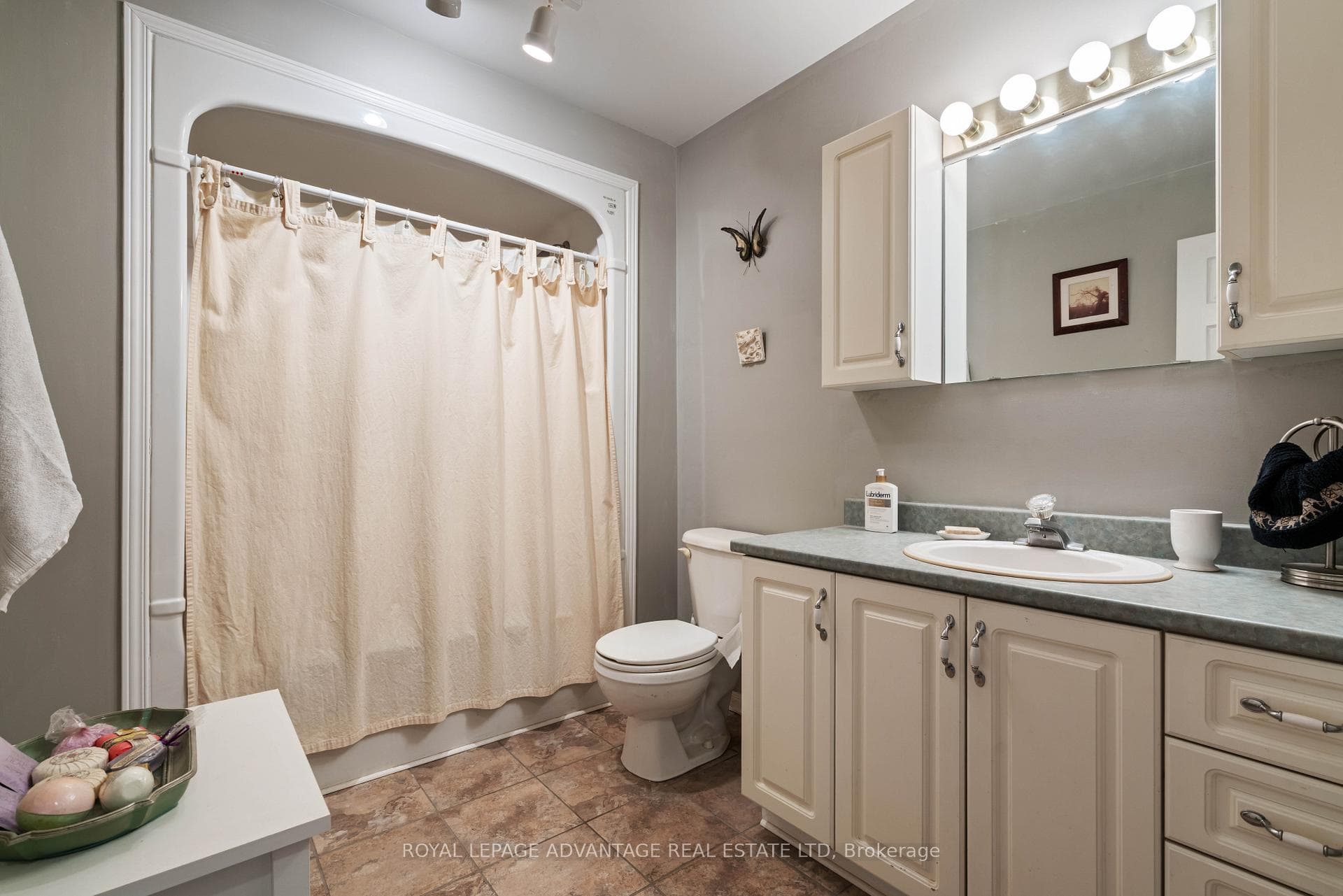 Main floor - 4 pc bathroom
