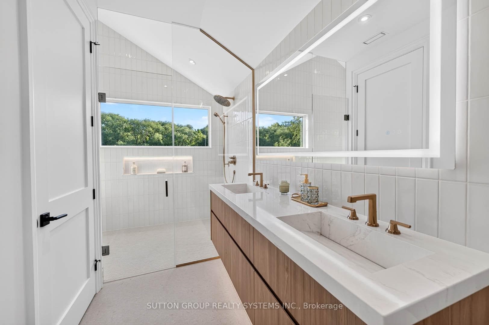 Primary En-suite bathroom