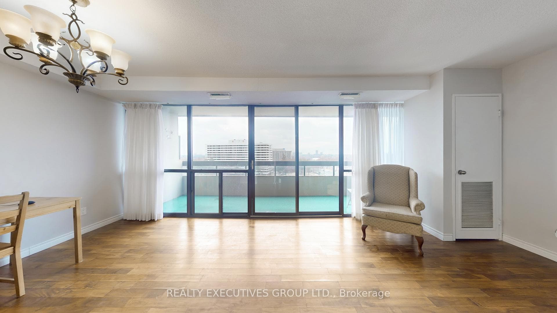 8111 Yonge Street Unit 902 photo 11