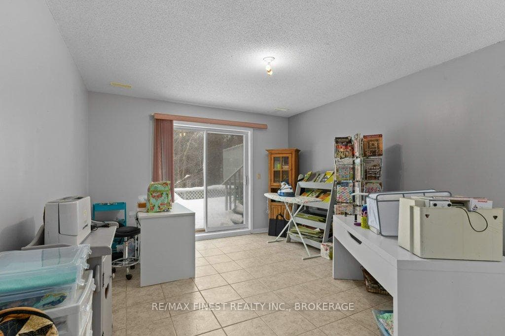 2154 Arne Crescent photo 40