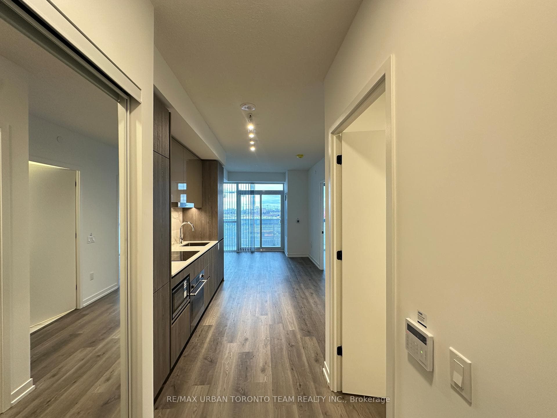 8 Interchange Way Unit 1011 photo 2