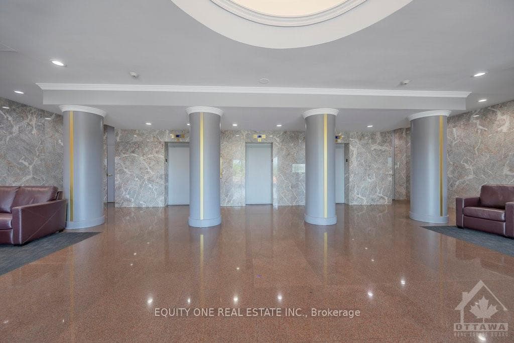 545 ST LAURENT Boulevard Unit 2407 photo 2