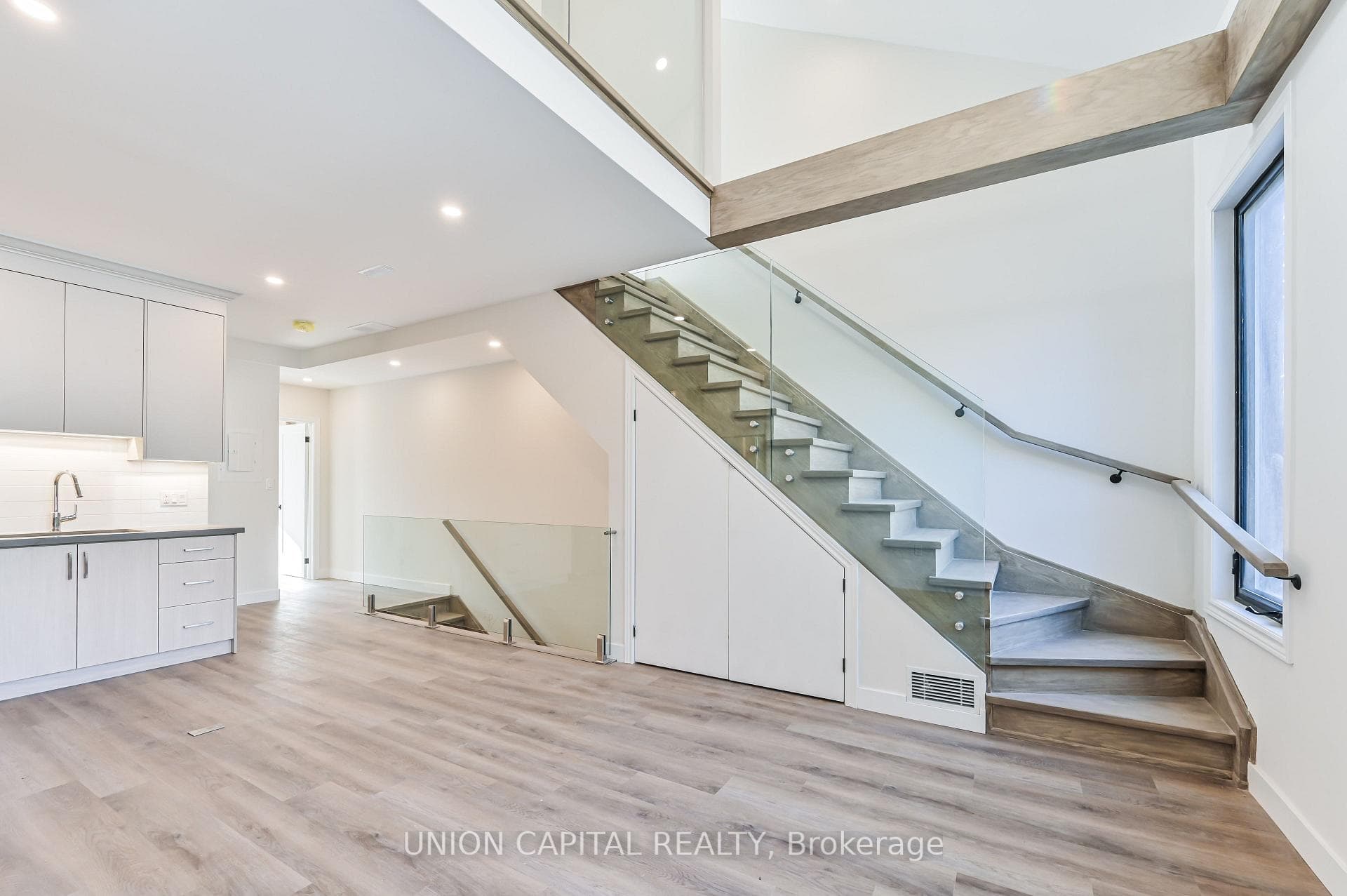 180 Broadview Avenue Unit 2 photo 1