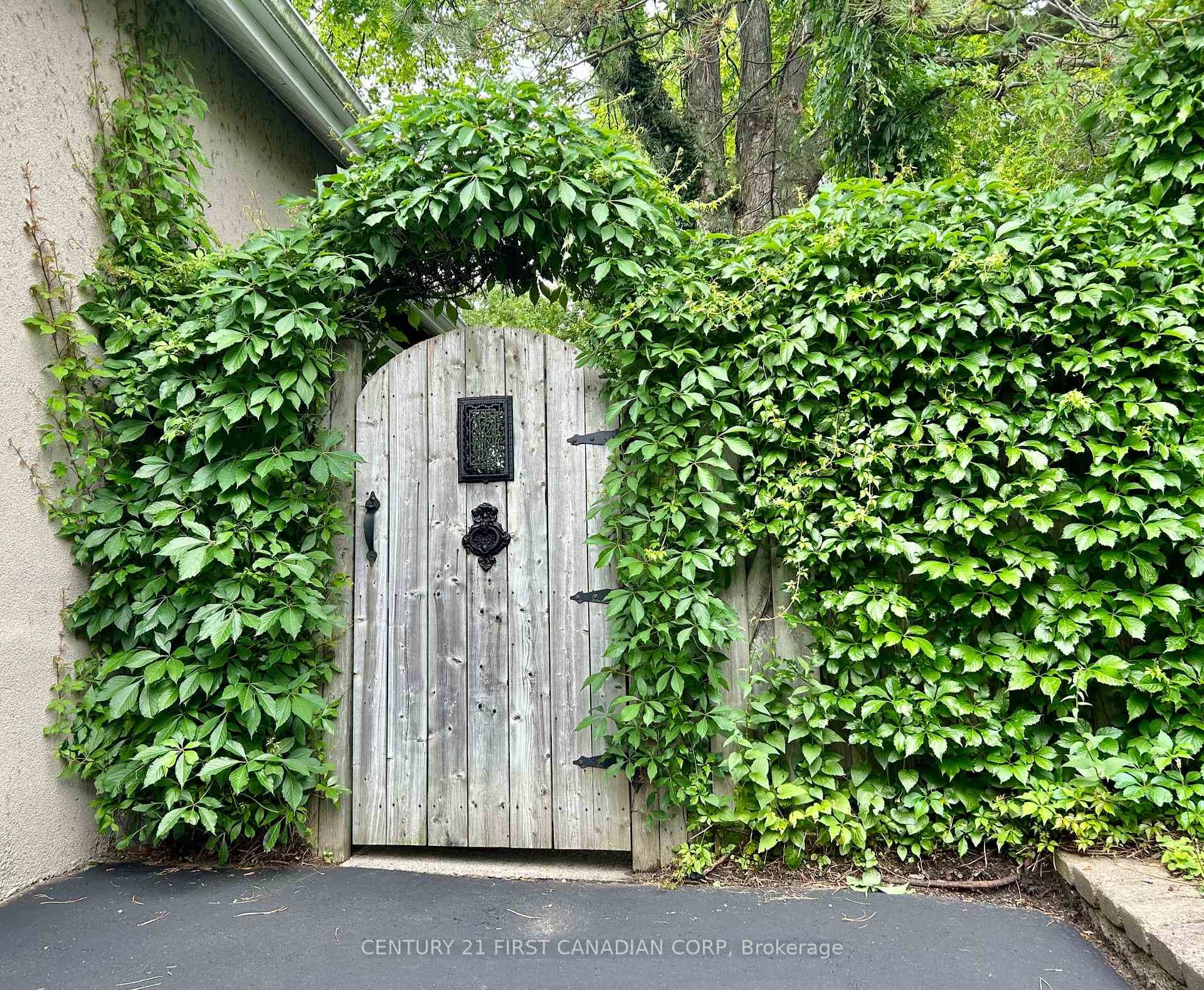 134 Elliott Street photo 29
