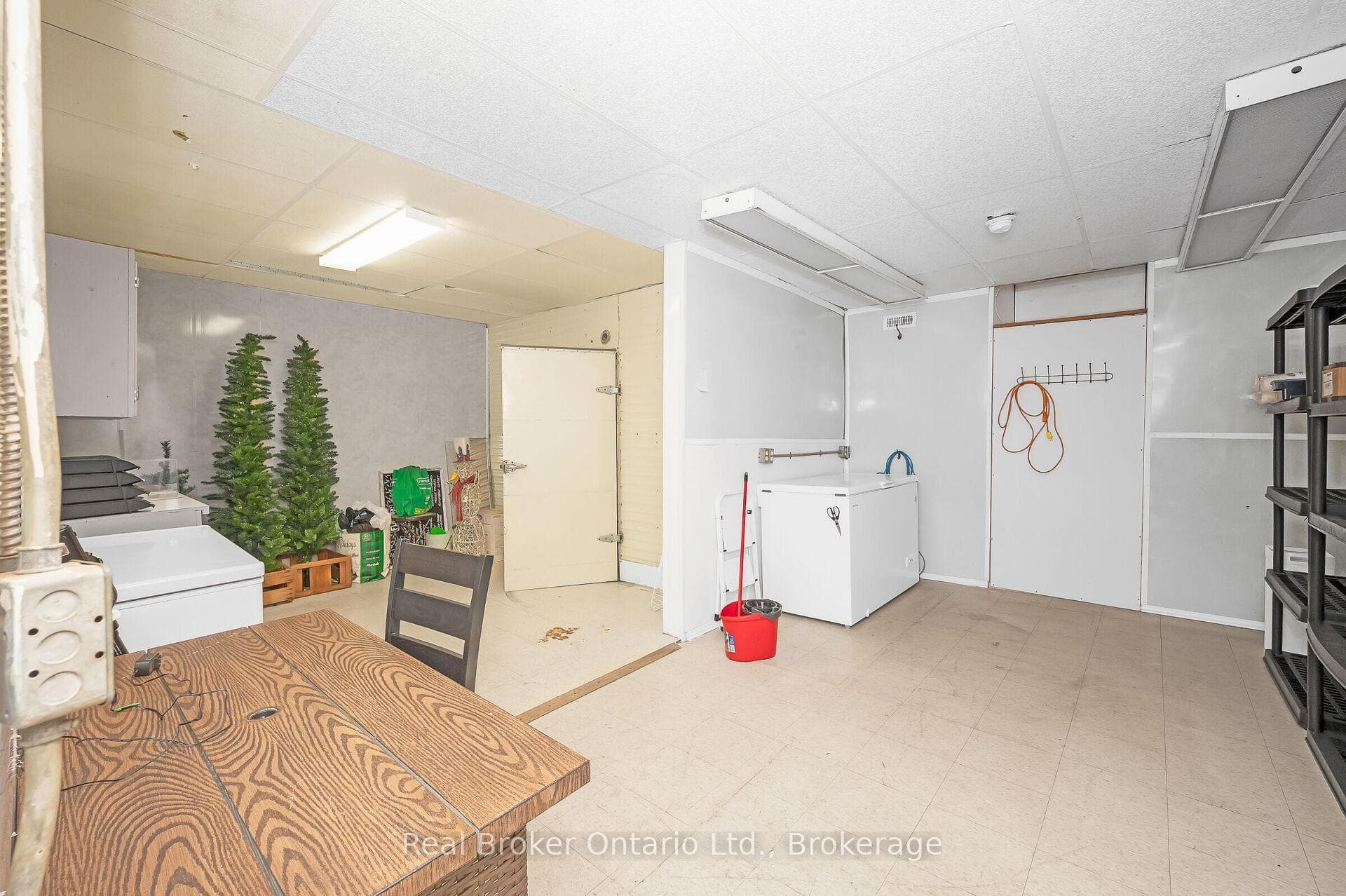 122 KING Street photo 11