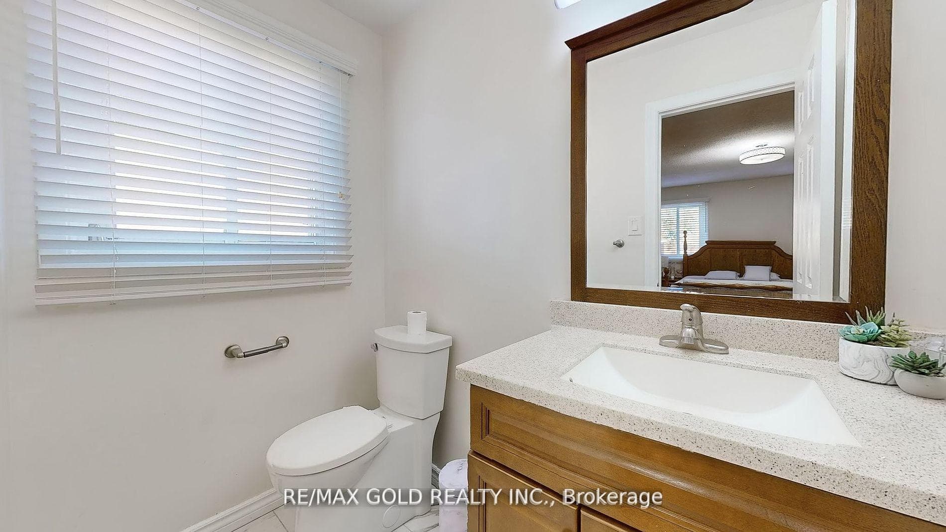 12 Royal Colwood Court photo 25
