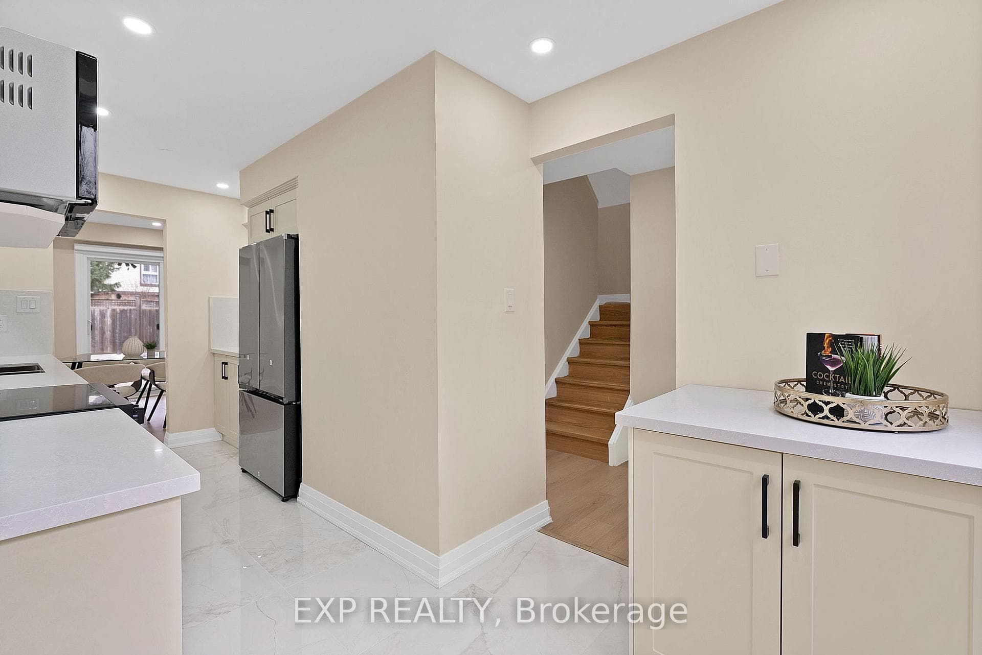 1037 Elizabeth Place photo 9
