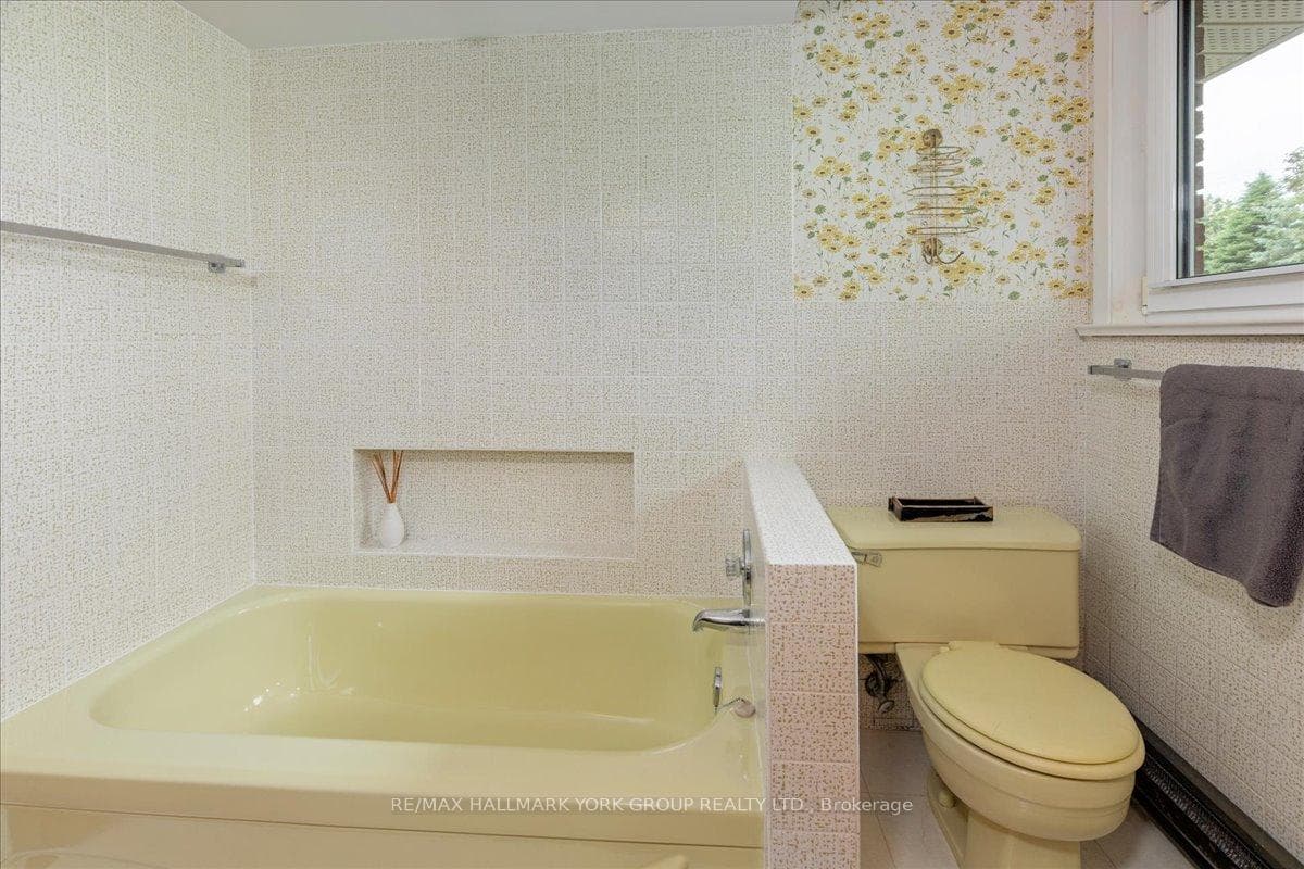2490 Holborn Road photo 19