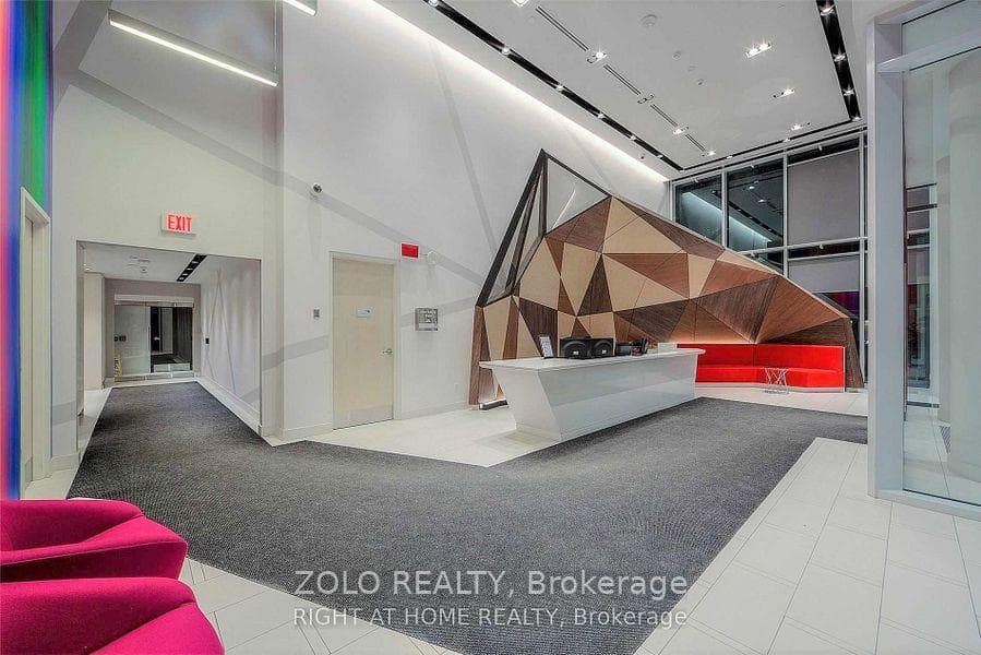 30 Roehampton Avenue Unit 1204 photo 4