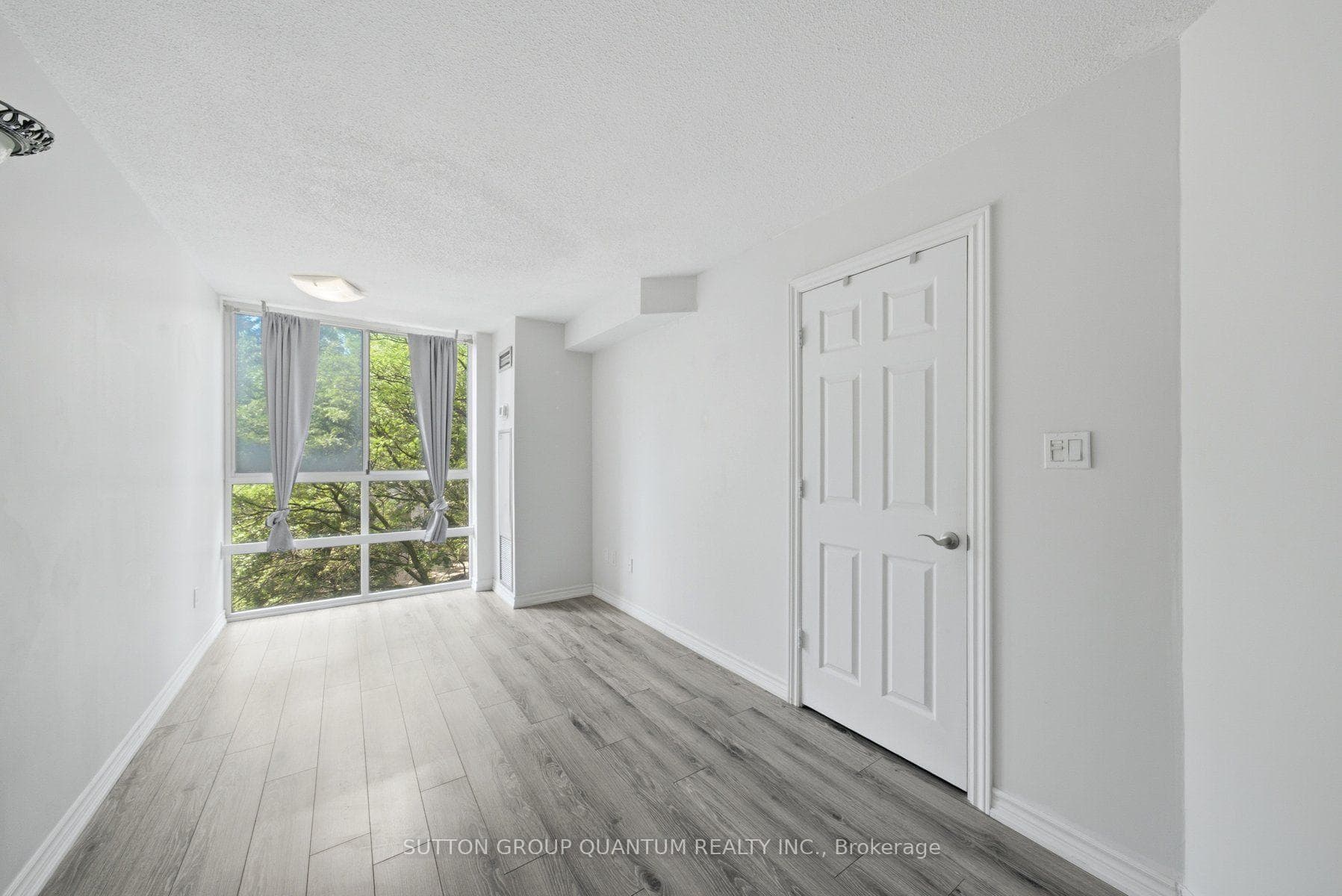 3650 Kaneff Crescent Unit 304 photo 18