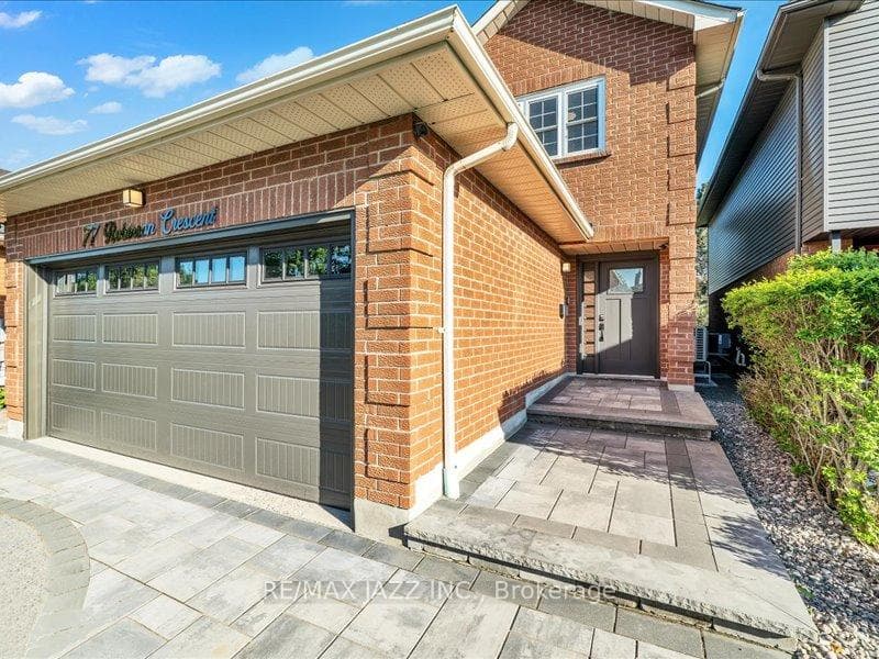 77 Robinson Crescent photo 2