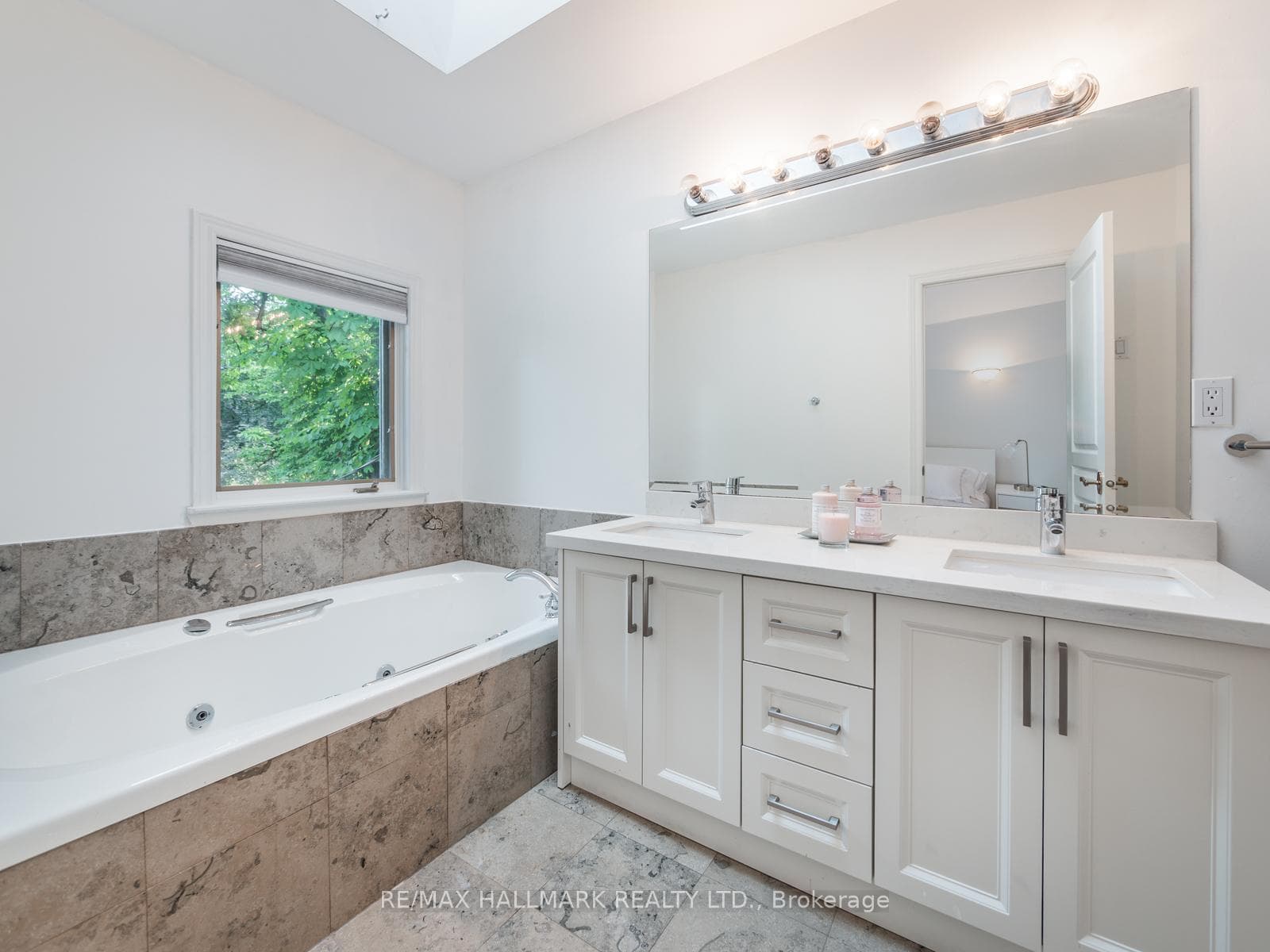 74 Macpherson Avenue photo 36
