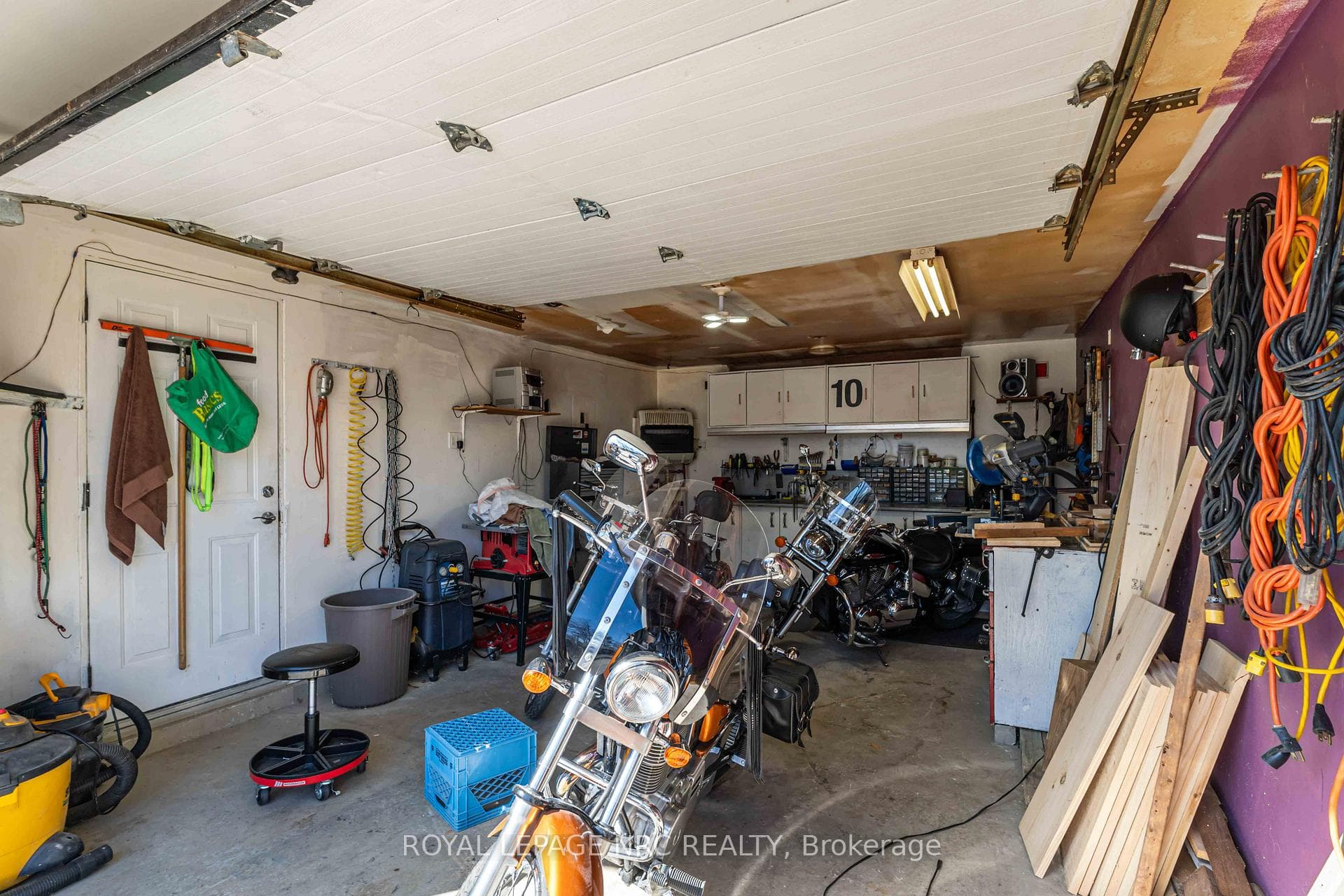 great workshop or parking space