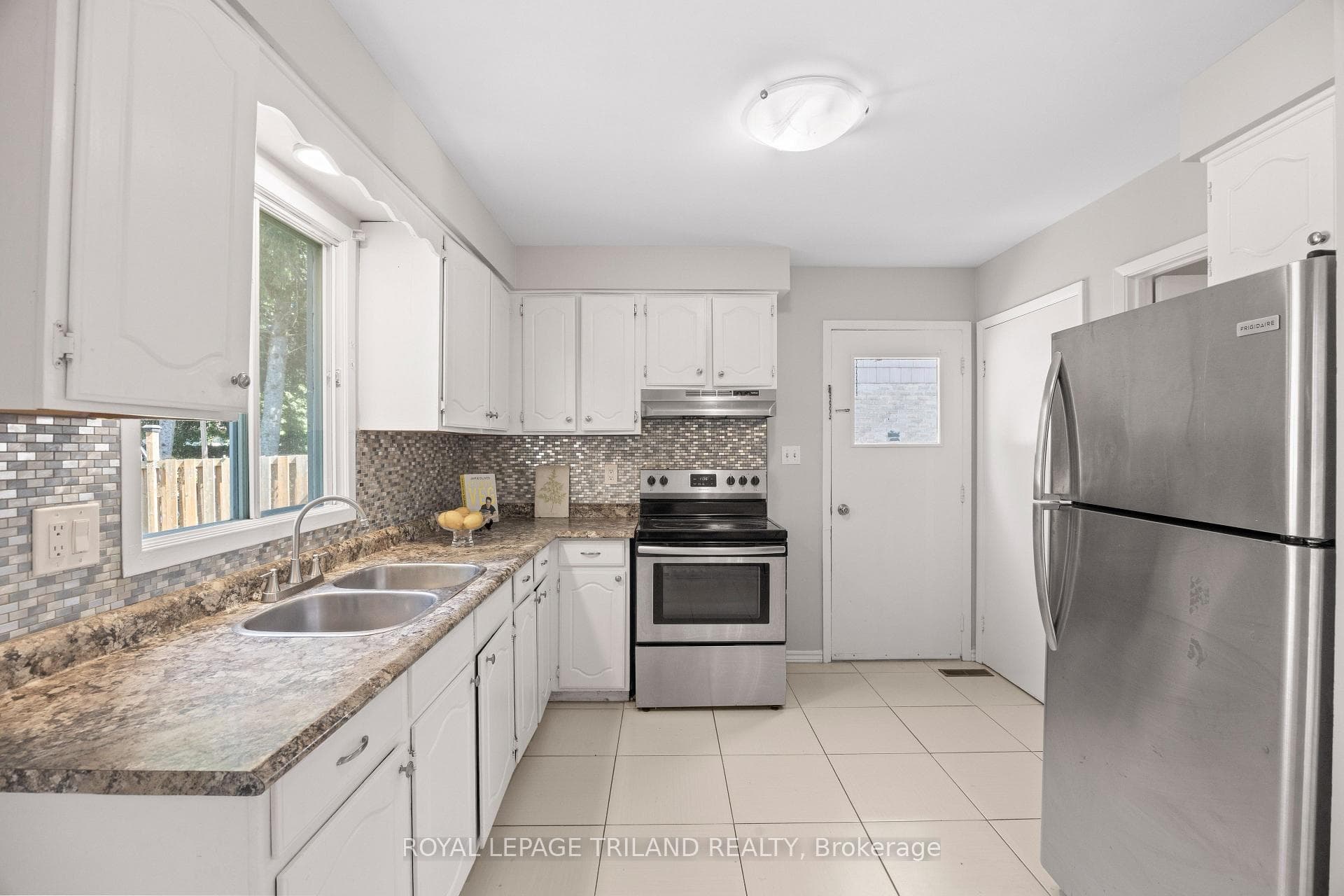 1769 Aldersbrook Road photo 11