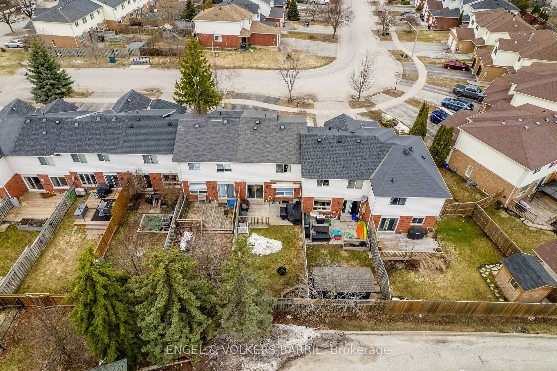 154 PICKETT Crescent photo 47