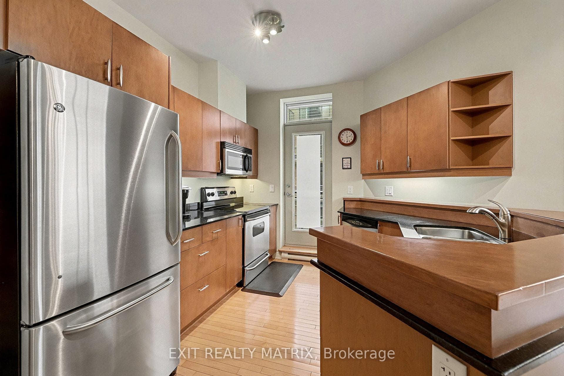85 Bronson #1505 Ave Ottawa ON - Kitchen
