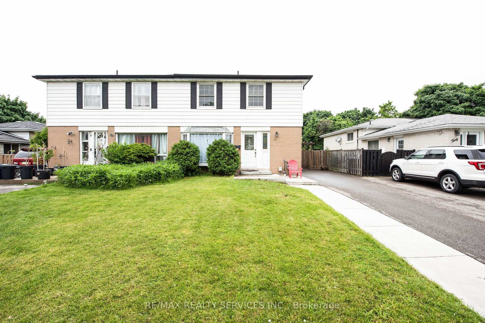 28 Dearbourne Boulevard photo 1