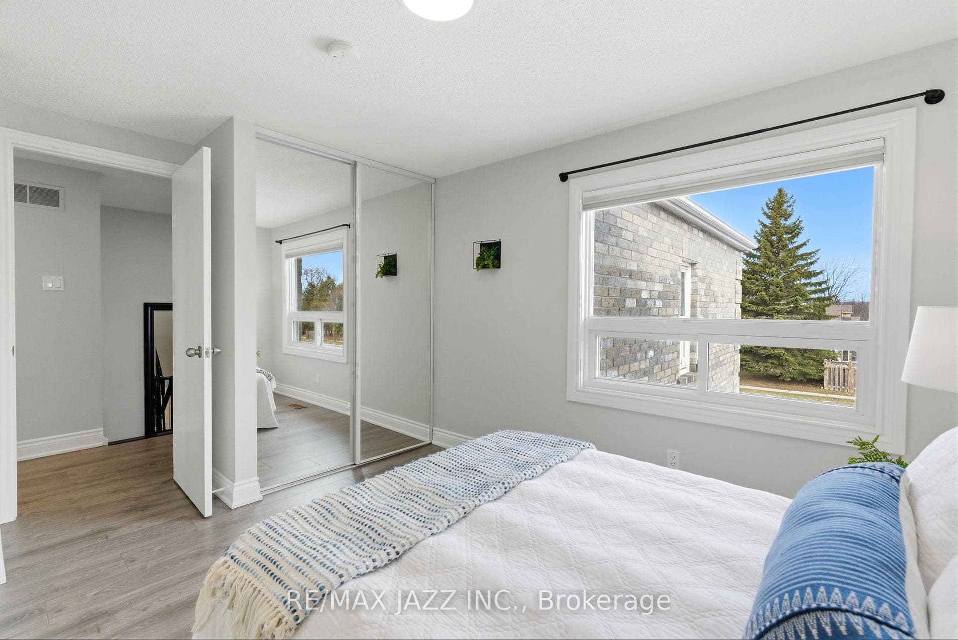 222 Sandringham Drive photo 27