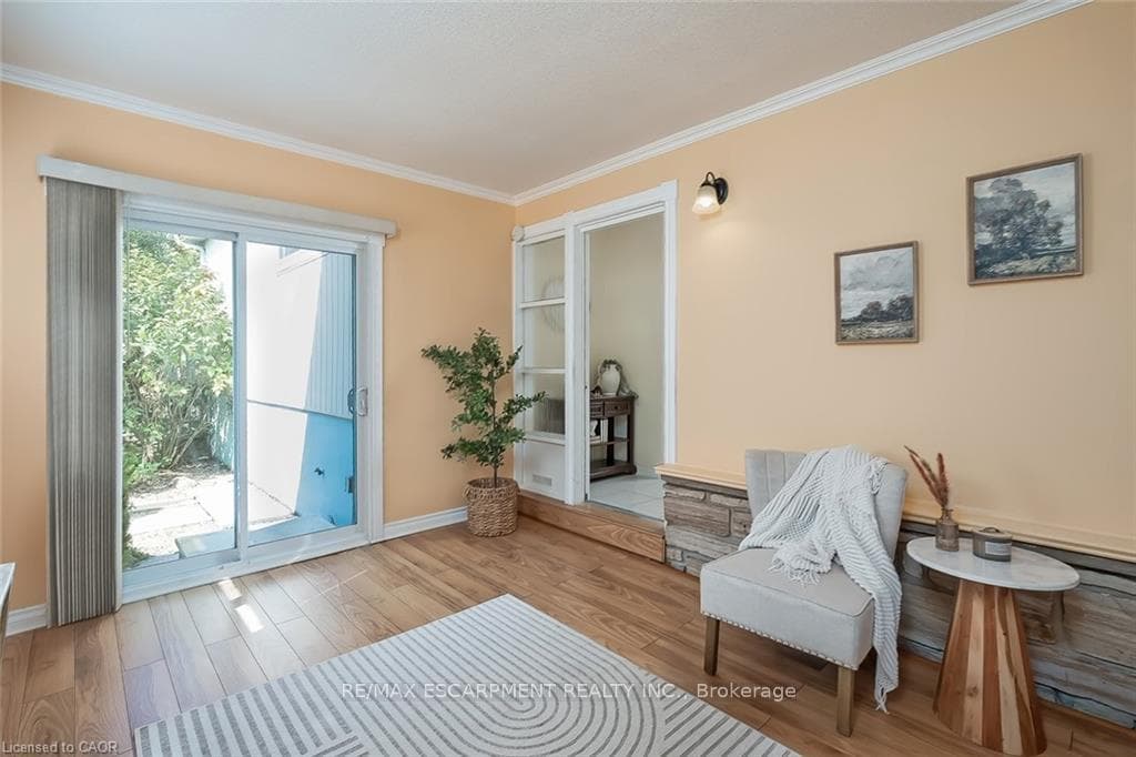 652 Ardleigh Crescent photo 5