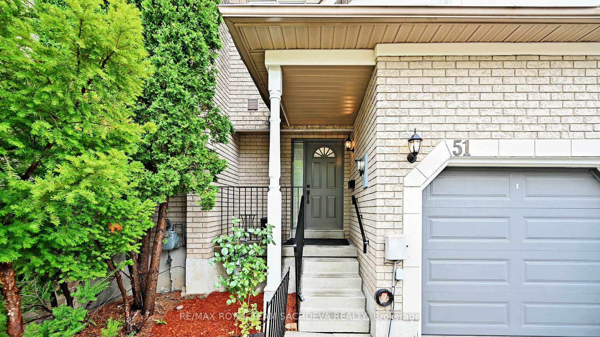 51 Queensway Drive photo 2
