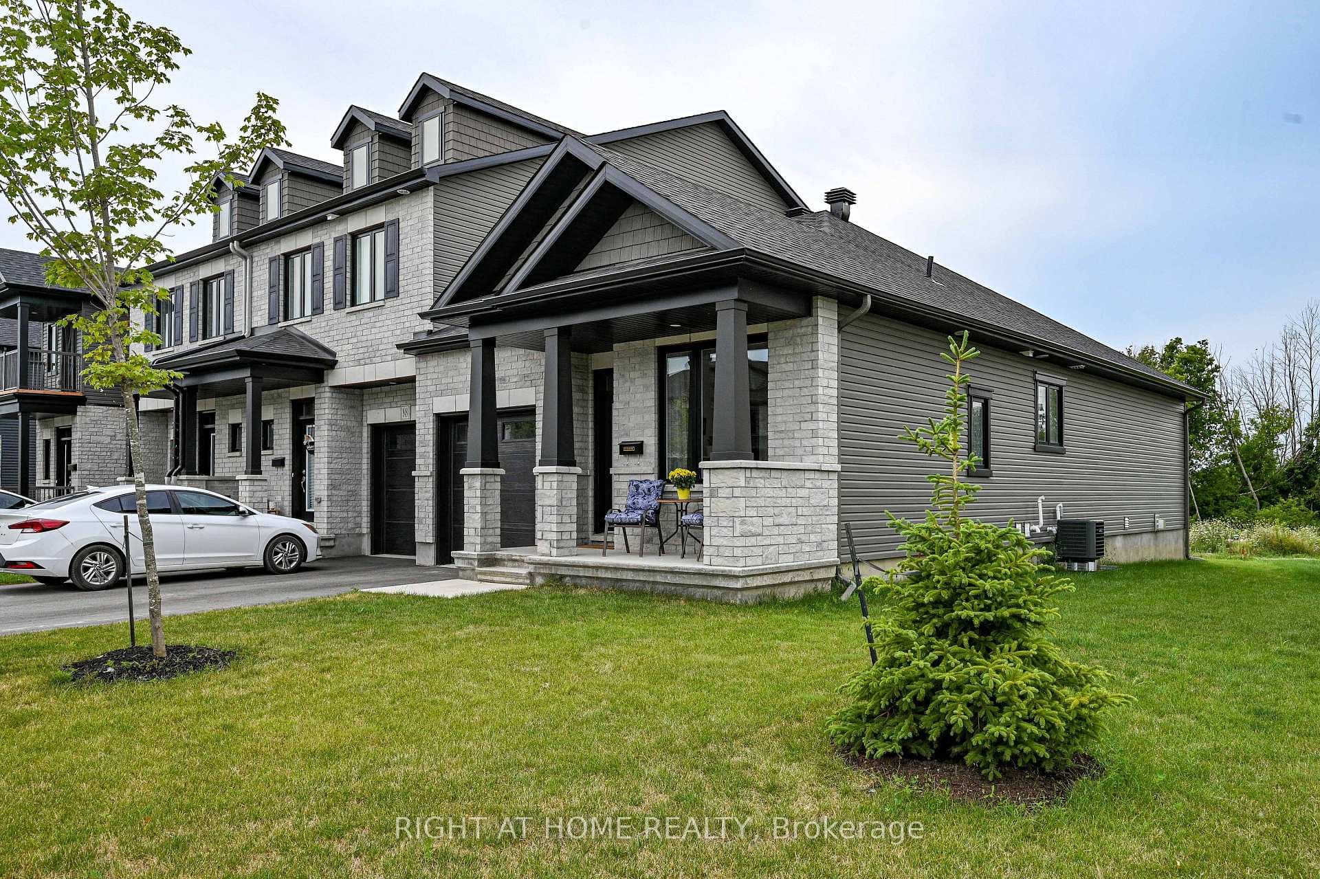 End unit town with no rear neighbours.