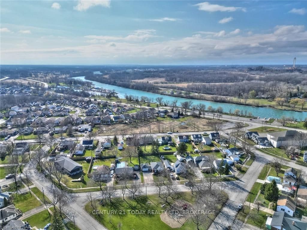 mins from Welland River public boat launch and ma